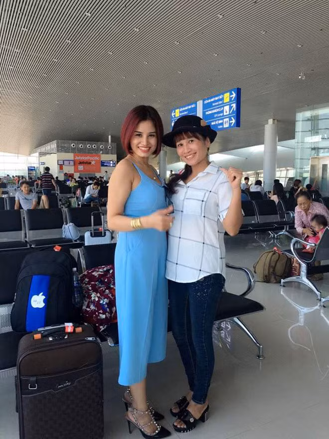 Sau 2 lần thi tại Thách thức danh hài, một lần đạt 100 triệu đồng, 1 lần hụt 150 triệu đồng vào phút chót, chị Lê Thị Dần quyết định bước chân vào showbiz. Chị thừa nhận cuộc sống thay đổi 360 độ. Lịch diễn của chị khá nhiều, nhất là thời điểm sau khi được khán giả biết đến trên truyền hình.