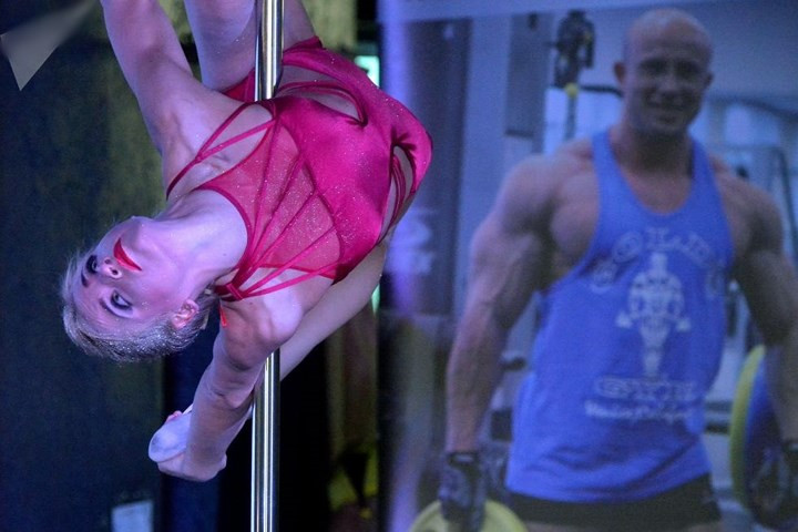 Múa cột là sự kết hợp giữa khiêu vũ và nghệ thuật nhào lộn quanh một chiếc cột dựng thẳng đứng.