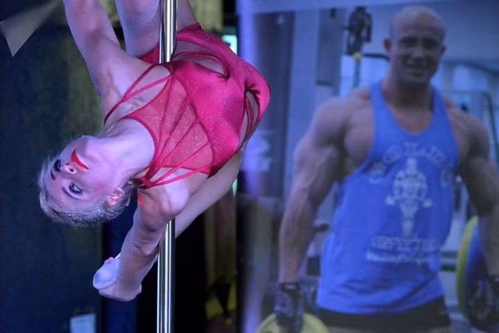 Múa cột là sự kết hợp giữa khiêu vũ và nghệ thuật nhào lộn quanh một chiếc cột dựng thẳng đứng.