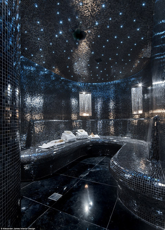 …phòng xông hơi ướt lớn với thiết kế nổi bật sử dụng các gam màu sẫm sang trọng.