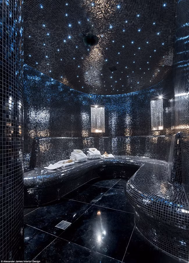 …phòng xông hơi ướt lớn với thiết kế nổi bật sử dụng các gam màu sẫm sang trọng.