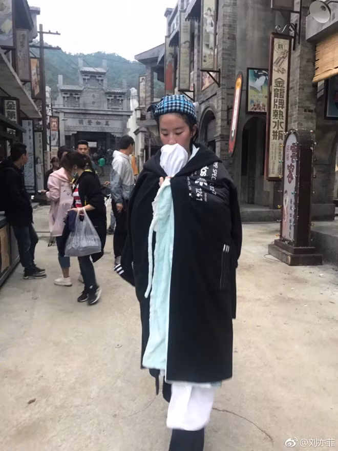 "Thần tiên tỷ tỷ" chỉ nhẹ nhàng cười đùa nói rằng khuôn mặt mình lúc này thật buồn cười, nhưng người hâm mộ thấy rõ cô đã rất vất vả. Nữ diễn viên phải ngâm mình đến khi mặt mũi đều ửng đỏ, bơ phờ.