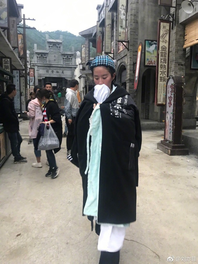 "Thần tiên tỷ tỷ" chỉ nhẹ nhàng cười đùa nói rằng khuôn mặt mình lúc này thật buồn cười, nhưng người hâm mộ thấy rõ cô đã rất vất vả. Nữ diễn viên phải ngâm mình đến khi mặt mũi đều ửng đỏ, bơ phờ.