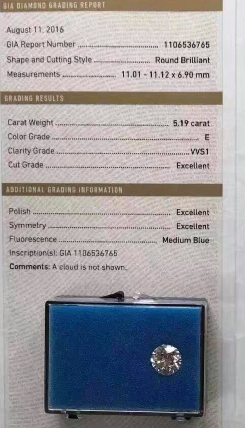 Trong bức ảnh được người anh em đeo khuyên tai kim cương, Tuấn Hưng đeo chiếc đồng hồ được cho là trị giá 3 tỷ đồng. Không chỉ được đính kim cương đắt giá mà nó có số lượng cực kỳ giới hạn. Trên thế giới chỉ có đúng 20 chiếc và Tuấn Hưng chính là một trong số những người may mắn sở hữu.