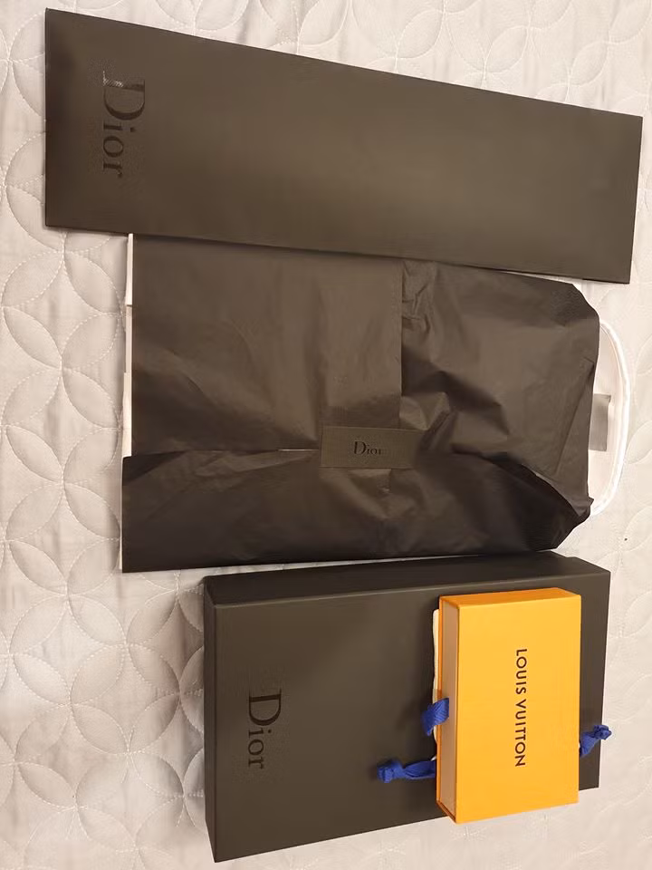 Nam ca sỹ viết: "Cám ơn tất cả những lời chúc của mọi người dành cho Hưng. Mọi thứ tuyệt vời lắm Cảm ơn vợ yêu của Anh. YÊU EM VÀ CHỈ MÌNH EM".