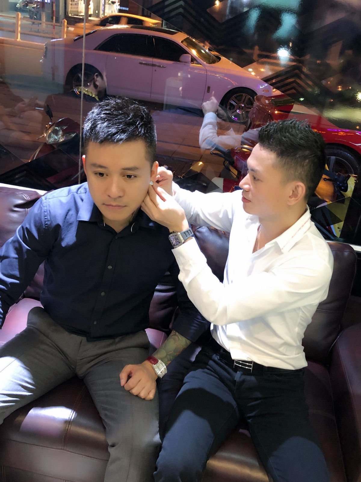 Bên cạnh đó, một người bạn của Tuấn Hưng cũng đăng tải hình chụp khi nam ca sỹ đi mua viên kim cương cỡ khủng làm khuyên tai như cách tự thưởng bản thân. Đáng chú ý, viên đá cực quý trị giá 300.000 USD, tương đương 7 tỷ đồng có kích cỡ to hơn viên cũ mà anh đang sở hữu.