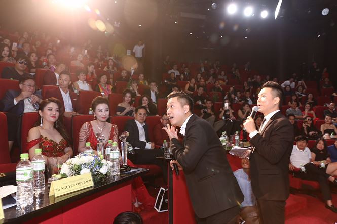 Cũng trong năm 2017, ca sĩ Tuấn Hưng còn nhiệt tình kêu gọi các doanh nhân tham gia đấu giá 1 chiếc nhẫn kim cương của nhằm ủng hộ cho đồng bào vùng lũ. Với chế tác tinh xảo cùng sự nhiệt tình kêu gọi của nam ca sĩ, chiếc nhẫn kim cương này đã mang về 50 triệu đồng cho công việc từ thiện.