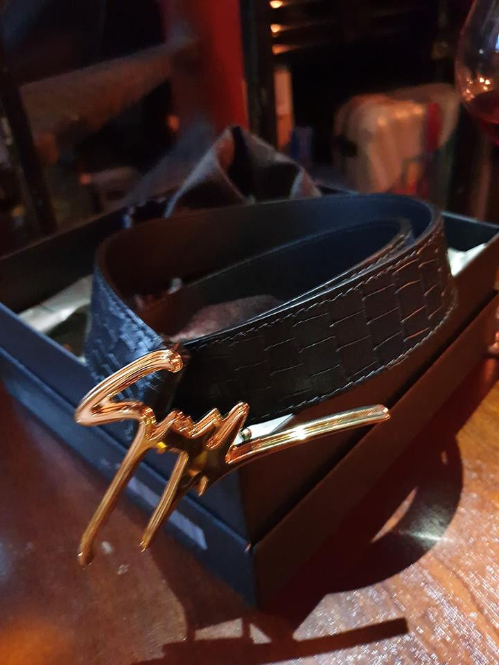 Rạng sáng ngày 5.10, Tuấn Hưng chia sẻ trên trang Facebook cá nhân hình ảnh những món quà tặng sinh nhật hàng hiệu trị giá hàng trăm triệu đồng mà bạn bè dành tặng anh.