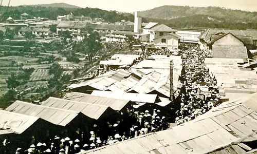 Chợ trên đường Vanvollenhoven (nay là đường Phan Bội Châu, TP Đà Lạt), ảnh chụp năm 1955 - Ảnh: Bảo tàng tỉnh Lâm Đồng