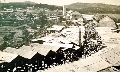 Chợ trên đường Vanvollenhoven (nay là đường Phan Bội Châu, TP Đà Lạt), ảnh chụp năm 1955 - Ảnh: Bảo tàng tỉnh Lâm Đồng