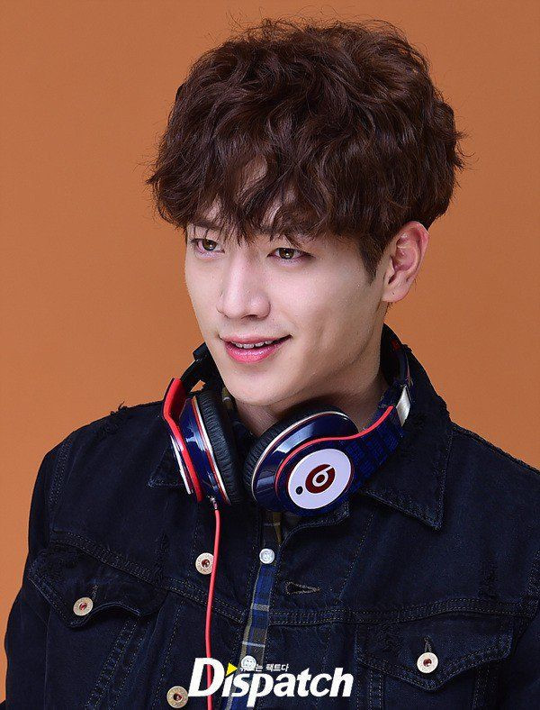 Seo Kang Joon: Nam thần thế hệ mới Seo Kang Joon cũng có vài lần trở nên tinh nghịch và trẻ trung hơn nhờ mái tóc được tạo kiểu cầu kỳ. Tuy nhiên, anh chỉ thường "diện" tóc này mỗi khi chụp hình tạp chí.