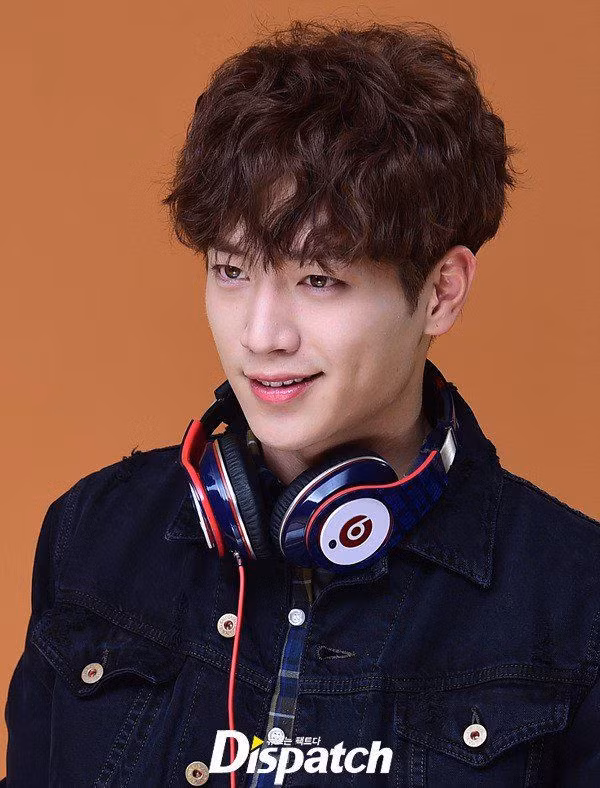 Seo Kang Joon: Nam thần thế hệ mới Seo Kang Joon cũng có vài lần trở nên tinh nghịch và trẻ trung hơn nhờ mái tóc được tạo kiểu cầu kỳ. Tuy nhiên, anh chỉ thường "diện" tóc này mỗi khi chụp hình tạp chí.