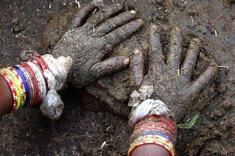 “Bánh” phân bò được làm từ hỗn hợp phân bò trộn cỏ, sau đó nặn thành bánh rồi phơi khô. Người Ấn Độ thường mua sản phẩm này về sử dụng hoặc làm quà tặng. Chúng được yêu thích đến nỗi cung không đủ cầu, từng cháy hàng một thời gian.