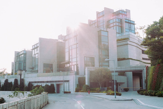 Căn hộ đắt nhất từng được bán với giá 105 triệu USD (~2.384 tỷ đồng) nằm ở Twelve Peaks, khu căn hộ siêu sang được khánh thành vào năm 2015. Trong ảnh là cổng chính của khu tổ hợp. Ảnh: BI.