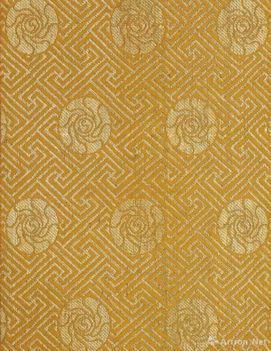 Mỗi cuộn kinh đều được làm bằng giấy Từ Thanh (giấy màu lam đậm) phết nhũ kim loại, mỗi trang dài 40,5 x 14,5 cm.