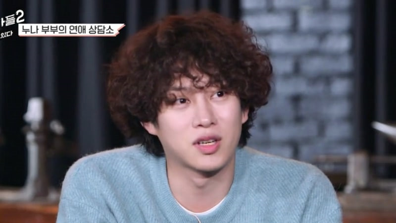 Thậm chí, nam thần tượng 35 tuổi từng gây sốc cho khán giả truyền hình khi quyết định tạo kiểu cho toàn bộ mái tóc trở nên xù bông như lớp phụ nữ tuổi trung niên tại Hàn Quốc. Nhiều người hâm mộ đã gọi đùa Kim Hee Chul là "bà thím" vì kiểu tóc này.