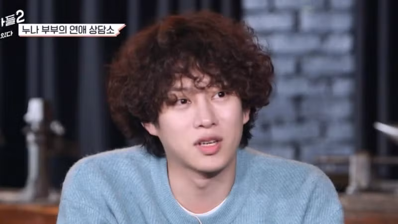 Thậm chí, nam thần tượng 35 tuổi từng gây sốc cho khán giả truyền hình khi quyết định tạo kiểu cho toàn bộ mái tóc trở nên xù bông như lớp phụ nữ tuổi trung niên tại Hàn Quốc. Nhiều người hâm mộ đã gọi đùa Kim Hee Chul là "bà thím" vì kiểu tóc này.