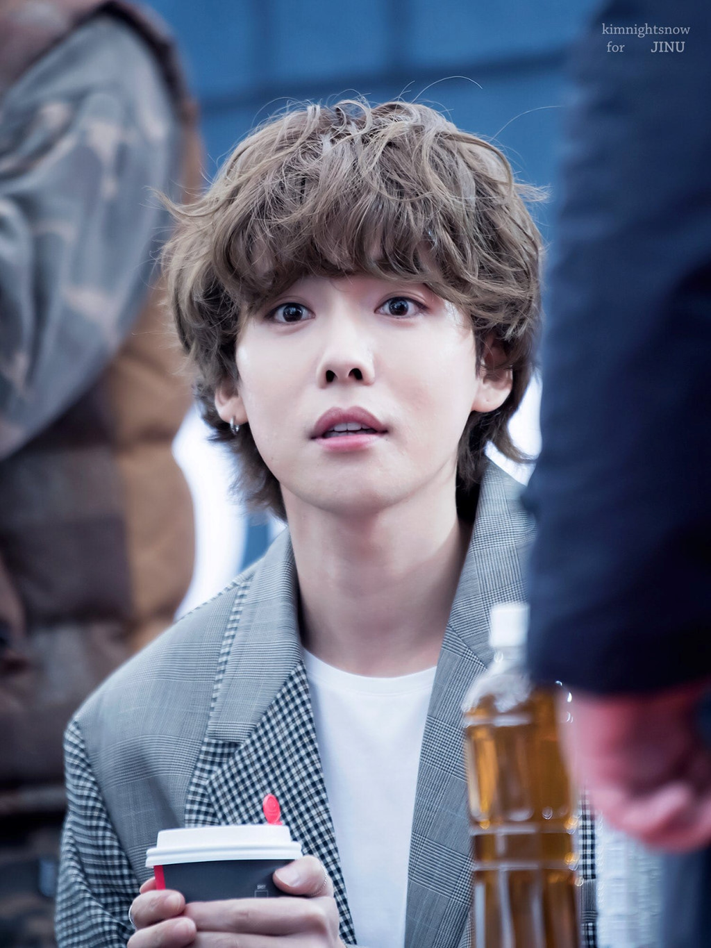 Jin Woo (WINNER): Thành viên nhóm WINNER bắt đầu để kiểu tóc tổ chim từ cuối năm 2017. Khác với mái tóc được tạo kiểu nhẹ của RM (BTS), phần tóc mái và gáy của Jin Woo dài hơn, uống lọn to hơn tạo độ phồng lớn. Tuy nhiên, mái tóc xoăn và phồng này như "nuốt chửng" khuôn mặt gầy nhỏ của sao Hàn này.