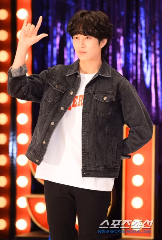 Kim Hee Chul (Super Junior): Kim Hee Chul là fan cuồng nhiệt của kiểu tóc có phần điệu đà này từ lâu. Khó có thể đếm được cụ thể đã bao nhiêu lần anh xuất hiện với mái tóc tổ chim trong 13 năm sự nghiệp.