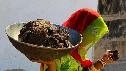 Người Ấn Độ thậm chí còn dùng bánh phân bò để làm quà tặng.