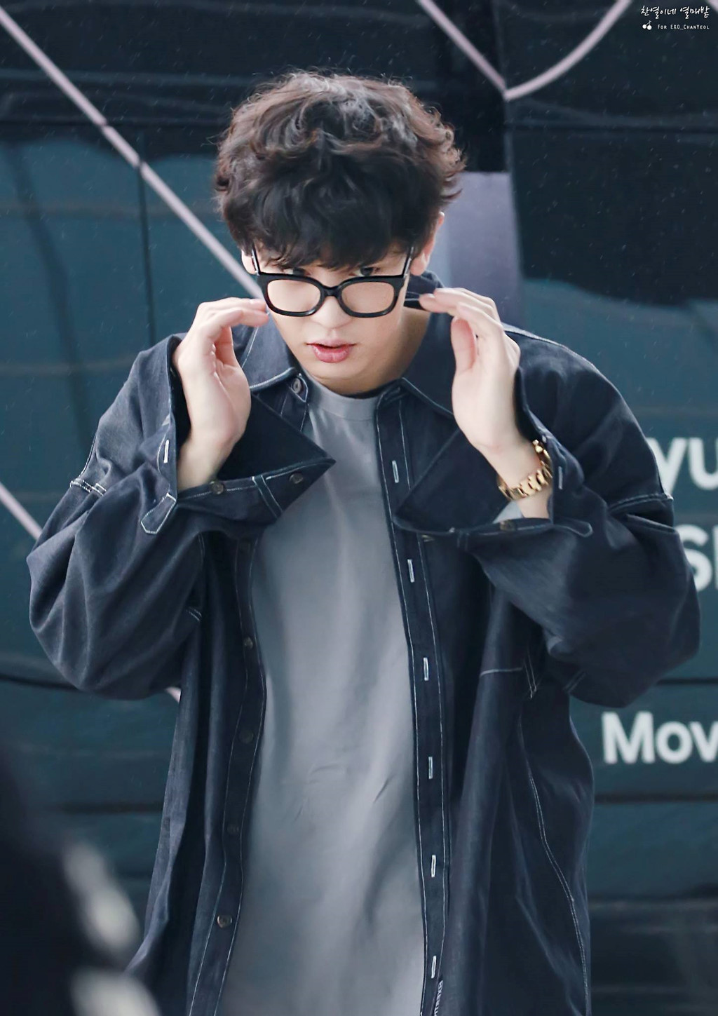 Chan Yeol (EXO): Chan Yeol thường xuyên xuất hiện với kiểu tóc xoăn rối. Anh biến tấu kiểu tóc với gáy và 2 bên tóc mai được cắt cao gọn gàng. Cách cắt gọn gáy và tóc mai này giúp tổng thể khuôn mặt Chan Yeol trông sáng hơn và không tạo cảm giác luộm thuộm.