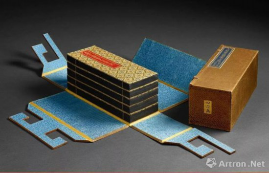 Đầu tháng 4 năm nay, Sotheby’s Hong Kong đã tổ chức đấu giá bộ kinh Phật Mahāprajñāpāramitā Sūtra bản tiếng Hoa do vua Tuyên Đức thời nhà Minh, Trung Quốc chế tác. Bộ kinh quý hiếm có tất cả 10 cuộn, làm bằng giấy Từ Thanh (giấy màu lam đậm) phết nhũ kim loại, mỗi trang dài 40,5 x 14,5 cm.