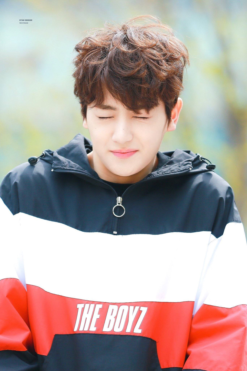 Hyun Jae (The Boyz): Tân binh vừa ra mắt tháng 12/2017 cũng chọn kiểu tóc xoăn đang hot này làm tạo hình chính cho lần phát hành ca khúc mới. Độ dài tóc hợp lý cùng màu nhuộm nâu cà phê khiến chủ nhân kiểu tóc trông dễ thương, tươi mới hơn.