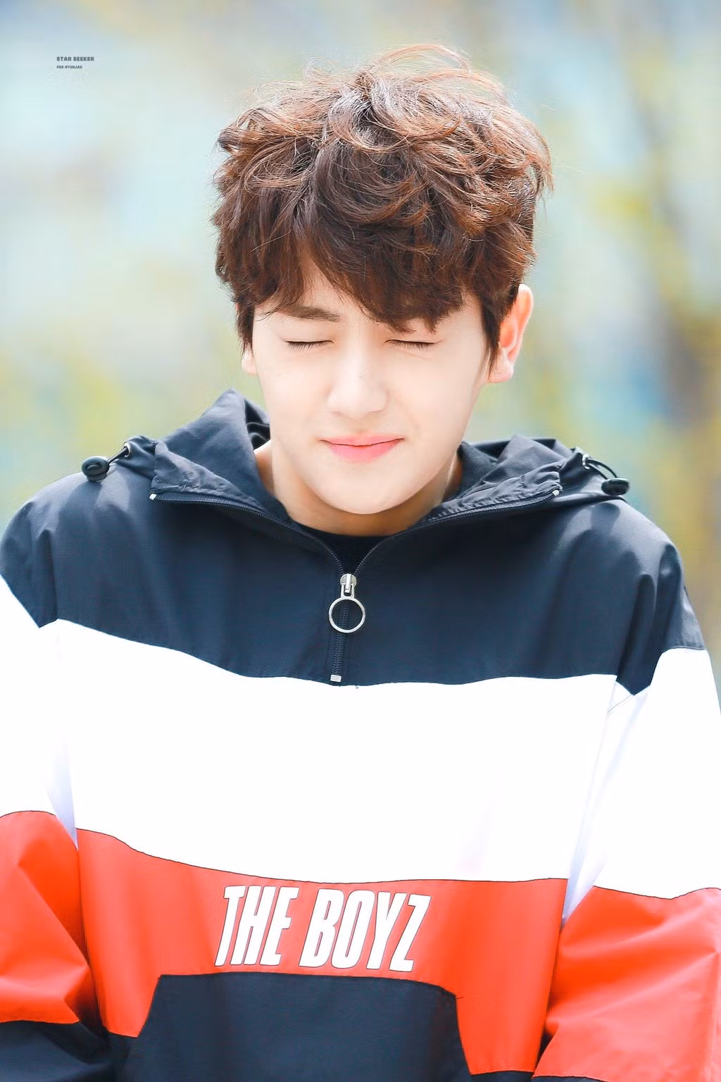 Hyun Jae (The Boyz): Tân binh vừa ra mắt tháng 12/2017 cũng chọn kiểu tóc xoăn đang hot này làm tạo hình chính cho lần phát hành ca khúc mới. Độ dài tóc hợp lý cùng màu nhuộm nâu cà phê khiến chủ nhân kiểu tóc trông dễ thương, tươi mới hơn.