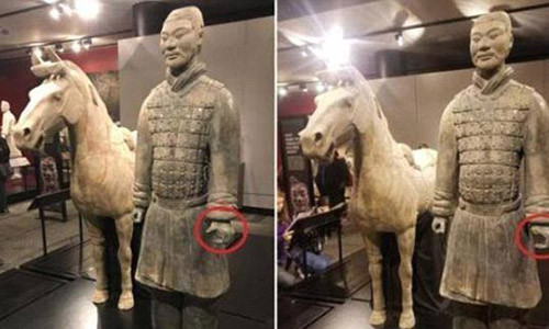 Hình ảnh bức tượng bị vặt ngón tay.