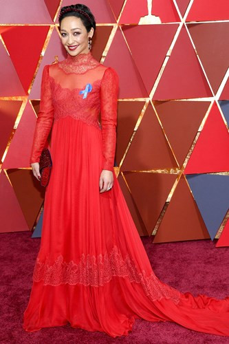 Ruth Negga nổi bật trên thảm đỏ 2017 khi chọn chiếc đầm đỏ rữc rỡ của Valentino.