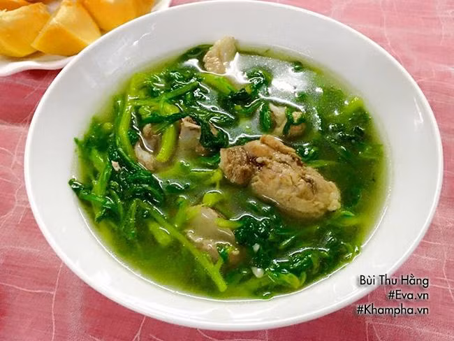 CANH RAU CẢI CÚC NẤU SƯỜN Rau cải cúc nhặt bỏ rễ, rửa sạch, thái khúc. Sườn ninh lấy nước ngọt. Đun sôi nước rồi nêm nếm gia vị cho vừa sau đó thả rau cải cúc vào đun sôi bùng một lát là được.