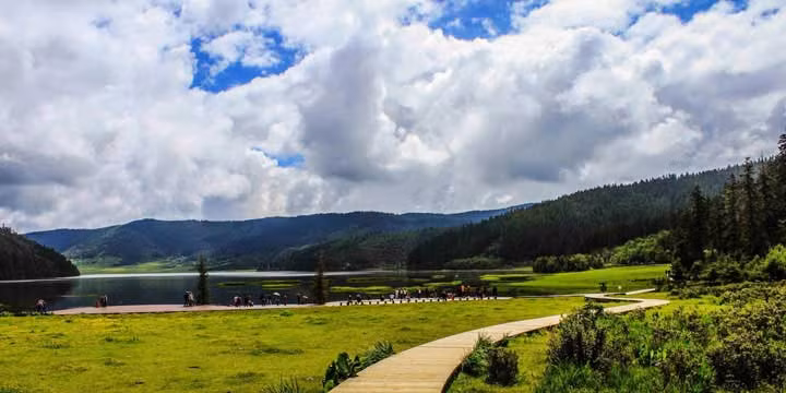 Shangri-la Shangri-la nổi tiếng với Núi Tuyết Mai Lý hay còn được gọi là Hoàng Cung Tuyết, được biết đến là ngọn núi tuyết đẹp nhất thế giới. Đỉnh Kawagebo, là đỉnh cao nhất trong dãy núi thuộc tỉnh Vân Nam và là một trong bốn ngọn núi lớn của Phật giáo Tây Tạng. Đây là vùng đất thanh bình với bầu trời trong suốt, những ngọn núi phủ tuyết, các tu viện uy nghi và các cánh rừng nguyên sinh. Shangri-la, thiên đường bị mất, là nơi mà chúng ta có thể mong đợi một cuộc phiêu lưu tuyệt vời với thiên nhiên và thưởng thức vẻ đẹp mê hoặc này.