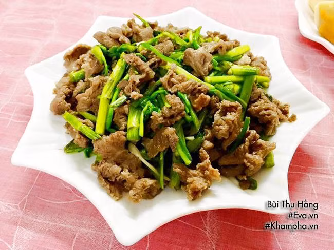 Món chính: THỊT BÒ XÀO RAU CẦN Thịt bò rửa sạch, thấm khô, thái mỏng. Ướp thịt với chút bột canh, dầu hào, hạt tiêu khoảng 10 phút cho ngấm. Rau cần nhặt bỏ rễ, bỏ bớt lá, rửa sạch, để ráo. Đun nóng dầu ăn, phi thơm tỏi rồi cho thịt bò vào xào chín tái. Vớt thịt bò để riêng ra bát, cho rau cần vào xào chín. Nêm nếm gia vị cho vừa. Bày rau cần và thịt bò ra đĩa rồi thưởng thức.