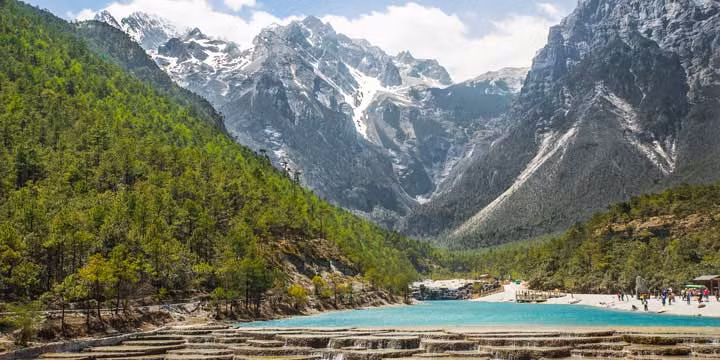 Lệ Giang Với nhiều nguồn tài nguyên thiên nhiên và văn hoá, Lệ Giang là một thành phố nổi tiếng với khung cảnh núi thiên nhiên hùng vĩ mà thanh bình. Núi Rồng là ngọn núi thánh được người Nạp Tây thờ. Nổi tiếng với hình ảnh thanh thoát và những huyền thoại huyền bí, ngọn núi này vẫn chưa được chinh phục bởi con người. Hồ Lô Cô cách thành phố Lệ Giang khoảng 300km về phía đông bắc, là một thiên đường với vùng đất trù phú hoang sơ ở Vân Nam. Người Ma Toa là cư dân chính ở đó, vẫn giữ được phong tục của hệ thống mẫu hệ nguyên thủy.