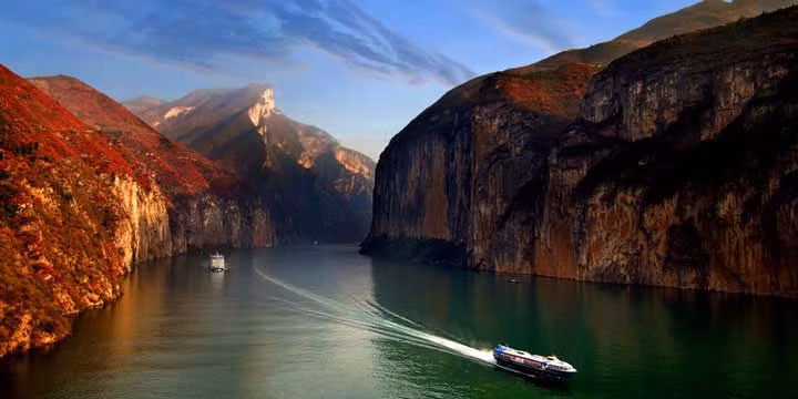 Dương Tử Sông Dương Tử là một trong những điểm đến du lịch hấp dẫn du khách nhất của Trung Quốc, nhất là tại khu vực Đập Tam Hiệp với vẻ đẹp thiên nhiên tuyệt vời bao gồm hẻm núi Cù Đường, hẻm núi Vu Sơn và hẻm núi Tây Linh. Những hẻm núi này được liệt vào danh sách những đẹp nhất thế giới với những vách đá dốc đứng thẳng xuyên vào trong nước. Hẻm núi Ngũ Hổ được biết đến với các đèo ngoằn ngoèo, thung lũng sâu và những ngọn núi phủ đầy cây xanh.