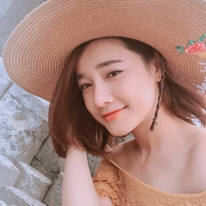 Ngày 29.1, bạn gái Trường Giang bất ngờ chia sẻ việc lập Instagram mới và kêu gọi fan vào theo dõi (follow). Nhiều người hâm mộ bày tỏ sự thắc mắc lý do Nhã Phương mở tài khoản Instagram mới vì tài khoản cũ có hơn 1,1 triệu người theo dõi, cô đã không dùng hơn 1 tháng nay. Tuy nhiên, Nhã Phương chỉ giữ im lặng.
