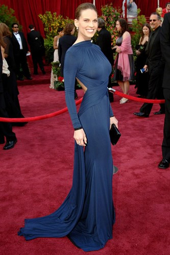 Với sự đơn giản của màu xanh thẫm, Hilary Swank đã chọn bộ váy của Guy Laroche để diện trên thảm đỏ lễ trao giải Oscar 2005.