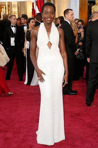 Lupita Nyong’o diện chiếc đầm được đính 6,000 viên ngọc trai của hãng Calvin Klein vào năm 2015. Chiếc đầm có trị giá 150,000 USD.