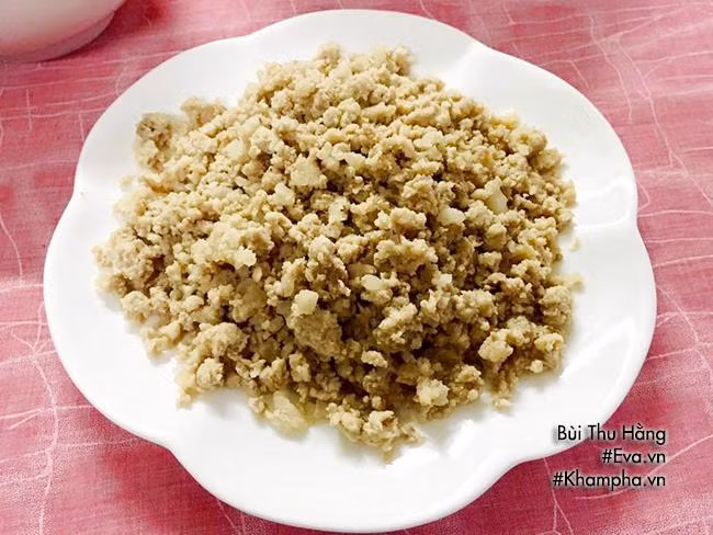 THỊT BĂM RIM Thịt vai băm nhỏ, ướp với nước mắm, dầu hào, hạt tiêu và hành khô băm nhỏ. Xào thịt chín rồi bày món ăn ra đĩa.