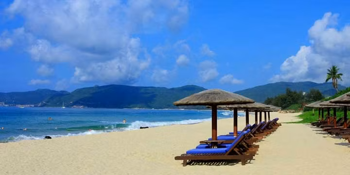 Vịnh Á Long Được biết đến như là "Hawaii phương Đông", Tam Á có bãi biển đẹp nhất Trung Quốc - Vịnh Á Long kéo dài 7,5 km là bãi biển cát trắng mềm với độ dốc nhẹ nhàng và rộng. Biển này được bao bọc bởi bãi cát vàng chạy dài, làn nước trong veo và sóng lăn tăn khiến cho bãi biển này trở thành điểm thu hút phổ biến nhất và cũng là nơi bơi lội tốt nhất. Bên cạnh đó, vịnh Tam Á và vịnh Đại Đông Hải cũng là nơi lý tưởng để đi dạo, bơi, lặn và trượt nước...