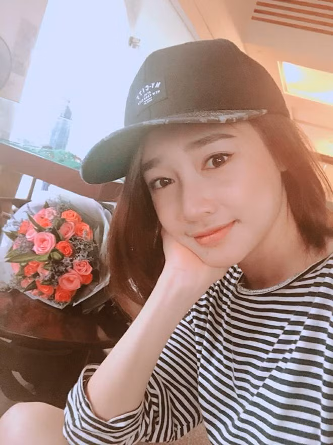 Hiện tại, tài khoản Instagram mới của nữ diễn viên sinh năm 1990 có hơn 2000 người theo dõi. Bản thân cô chỉ nhấn nút follow 3 người là ca sĩ Sơn Tùng, Bích Phương Idol và Phở đặc biệt.