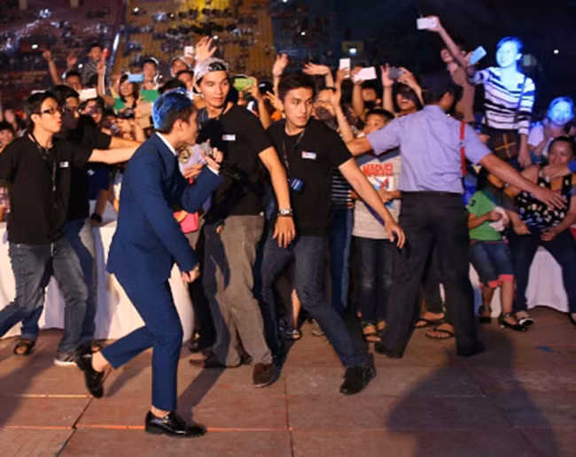 Vì độ cuồng nhiệt của fan, Sơn Tùng không ít lần gặp phải sự cố bị ném đồ vật lên sân khấu.