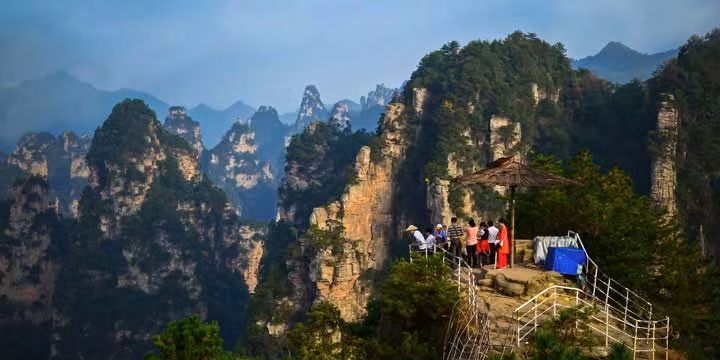 Trương Gia Giới Nằm ở phía tây bắc Hồ Nam, trung tâm của dãy núi Ngũ Lăng, Trương Gia Giới là một trong những thành phố du lịch số 1 của Trung Quốc, đặc biệt nổi tiếng với phong cảnh núi non tuyệt vời. Công viên Rừng Quốc gia Trương Gia Giới là công viên rừng quốc gia đầu tiên của Trung Quốc với độ che phủ rừng lên đến 98%. Nổi tiếng với nhiều đỉnh núi tuyệt vời, thung lũng hoang sơ và rừng nguyên sinh, công viên này cũng giàu tài nguyên sinh học, là một Bảo tàng thiên nhiên phong phú. Bên cạnh đó, Khu bảo tồn thiên nhiên núi Thiên Tử được biết đến với cái tên "cảnh quan hoa lớn, vùng đất hoang mạc nhỏ". Cảnh quan thiên nhiên hoang dã của nó là kiệt tác của tự nhiên. Có bốn kỳ quan tuyệt đẹp ở đó là Vân Ba, Nguyệt Lượng, Dương Quang và Đông Tuyết, bạn sẽ không muốn bỏ lỡ.