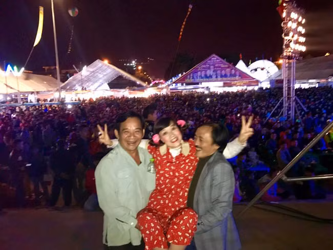 Với sao Việt, đi diễn tỉnh là một trong những công việc đem lại thu nhập không hề nhỏ. Dù vất vả nhưng họ vẫn miệt mài chạy show. Tháng 11 năm ngoái, Quang Tèo cùng các đồng nghiệp như Vân Dung, Giang Còi đi diễn tỉnh. Rất đông khán giả đã có mặt để ủng hộ, theo dõi chương trình của các nghệ sĩ.