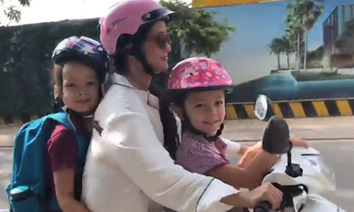 Hồng Nhung chở con đến trường bằng xe máy.