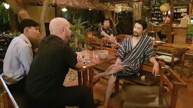 Bẵng một thời gian không xuất hiện, trong lần tiếp đón võ sư Vịnh Xuân Nam Anh - Flores, Johnny Trí Nguyễn đã gây thất vọng khi diện bộ đồ ngủ kém lịch sự.