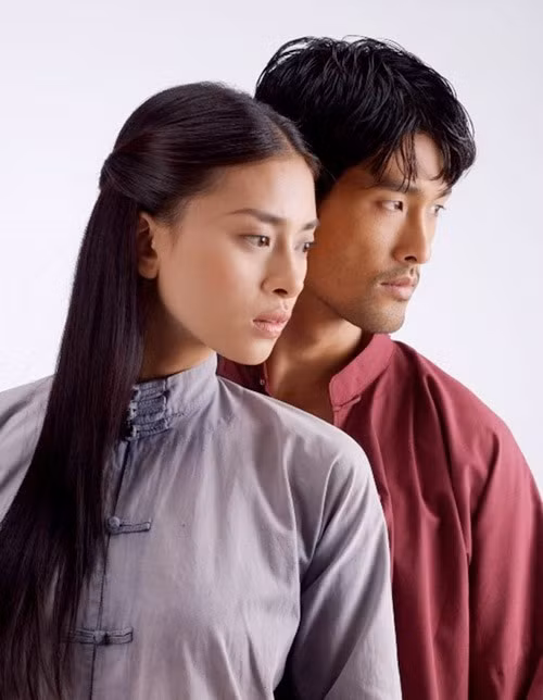  Johnny Trí Nguyễn được biết đến nhờ vai diễn trong bộ phim “Dòng máu anh hùng” (2007) cùng với Ngô Thanh Vân. Bộ phim cũng “nên duyên” cho hai người, tuy nhiên sau đó cả hai đã đường ai nấy đi.