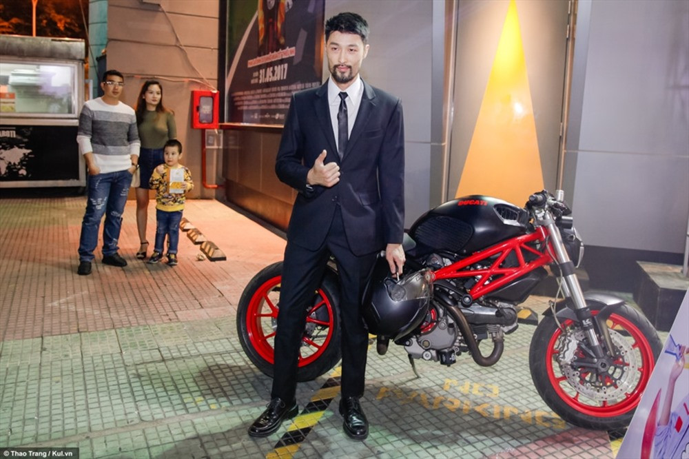 Năm 2017, nam diễn viên Johnny Trí Nguyễn có tham gia hoạt động quảng bá phim. Tuy nhiên thời gian này anh vẫn giữ được vẻ ngoài phong trần.