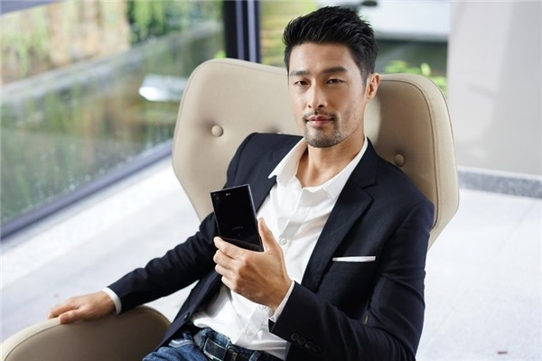 Không chỉ là diễn viên, võ thuật cũng là thế mạnh của Johnny Trí Nguyễn. Anh được lựa chọn làm diễn viên đóng thế trong các bộ phim đình đám của Hollywood: We Were Soldiers, series Spider Man.