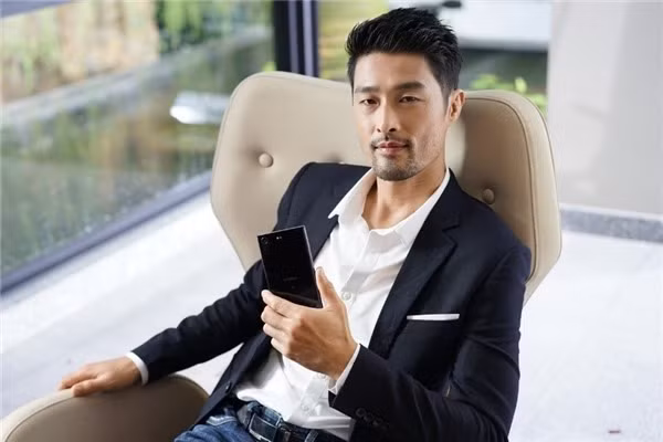 Không chỉ là diễn viên, võ thuật cũng là thế mạnh của Johnny Trí Nguyễn. Anh được lựa chọn làm diễn viên đóng thế trong các bộ phim đình đám của Hollywood: We Were Soldiers, series Spider Man.